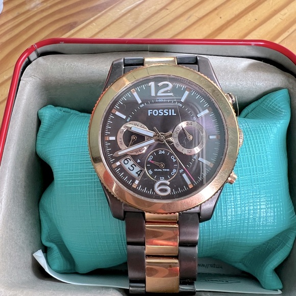 Ladies Fossil watch - Picture 1 of 6